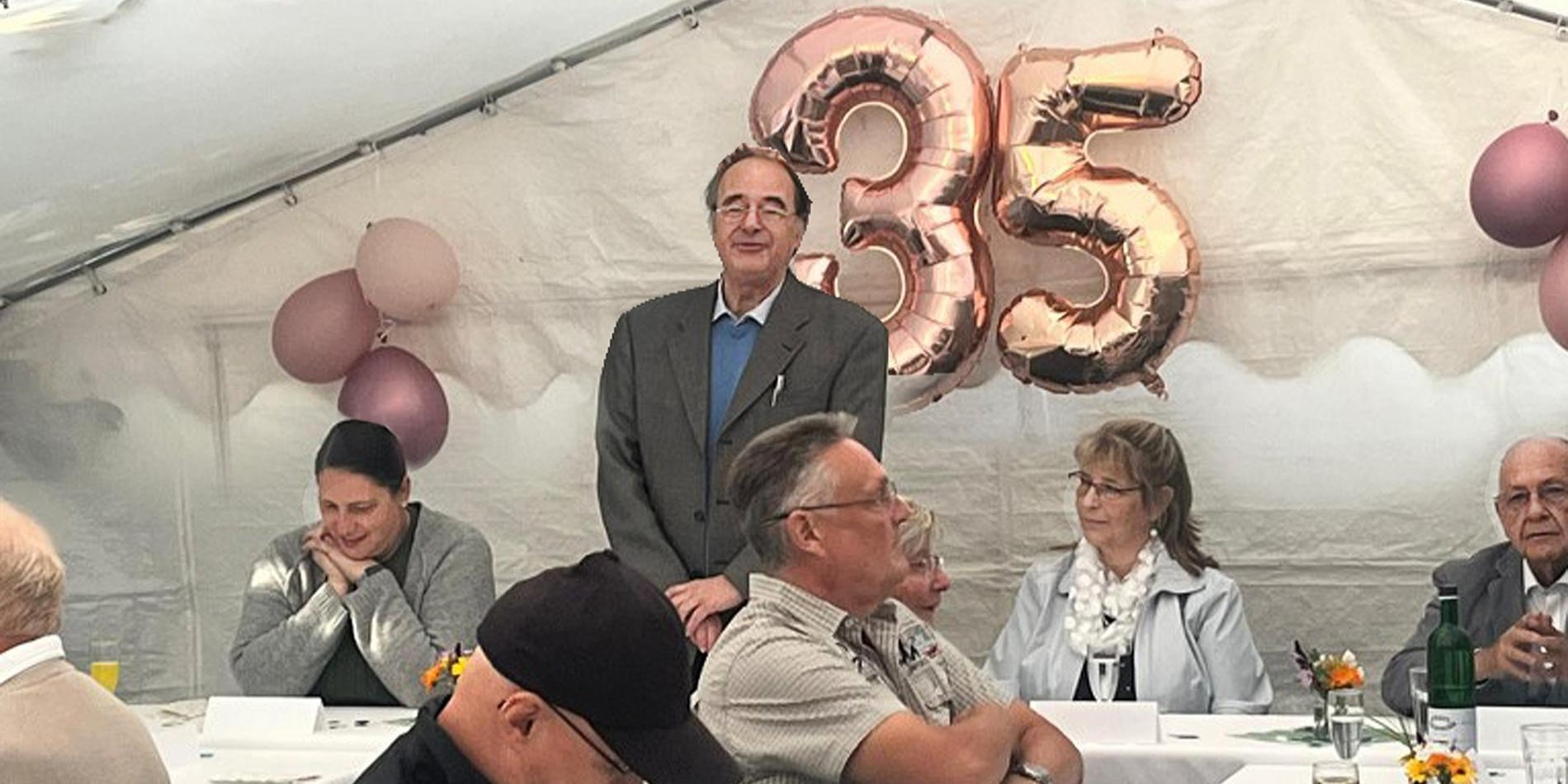 Vereinsvorsitzender Wolfram Bleis begrüßt die rund 26 Gäste zum Vereins-Sommerfest anläßlich des 35-jährigen Gründungsjubiläums. Foto: Nadine Wodtke