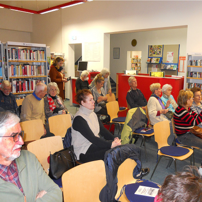 Vor Lesungsbeginn in der Rathenower Stadtbibliothek.